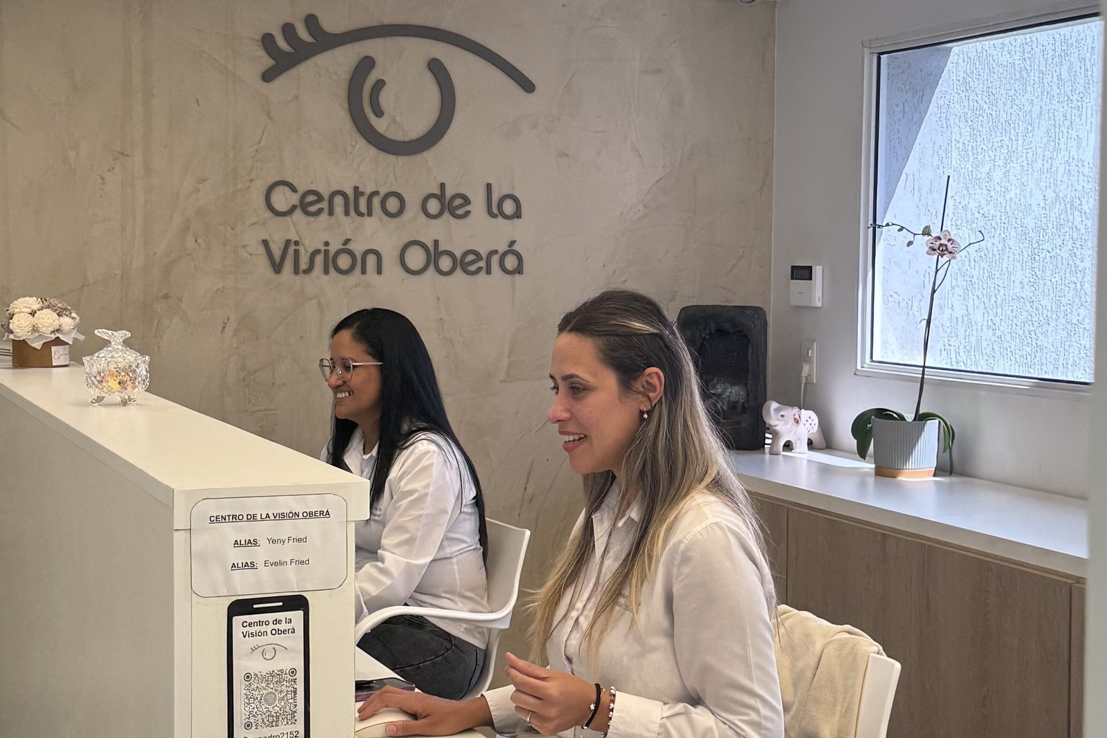 Recepción del Centro de la Visión Oberá, con el personal atendiendo bajo el logo institucional